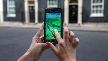 Echaron a dos policías que ignoraron un robo para atrapar un Pokémon con su celular
