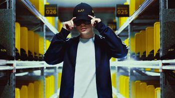 Bizarrap venderá su famosa gorra de manera oficial y lo hará con un formato muy particular