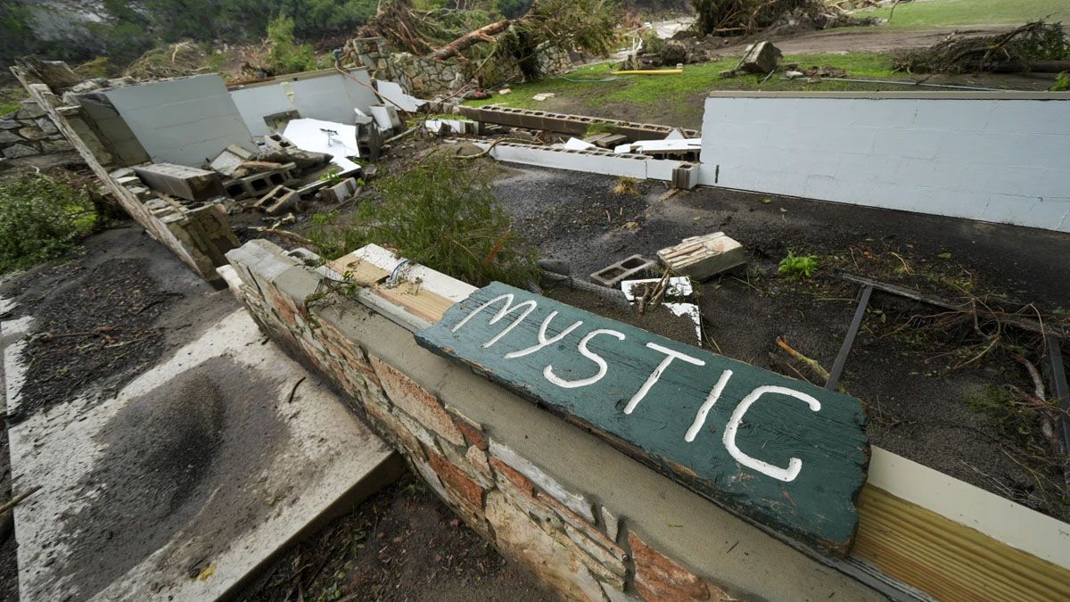 El resto de un cartel. Uno de los pocos elementos que permiten saber dónde estaba el campamento de jóvenes arrasado por el río Guadalupe. (Foto: Gentileza The Epoc Times)