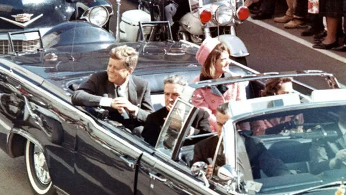 22 de noviembre de 1963. Kennedy va camino su muerte en Dallas. ¿Hubo un solo asesino? (Foto: Gentileza CBS News).