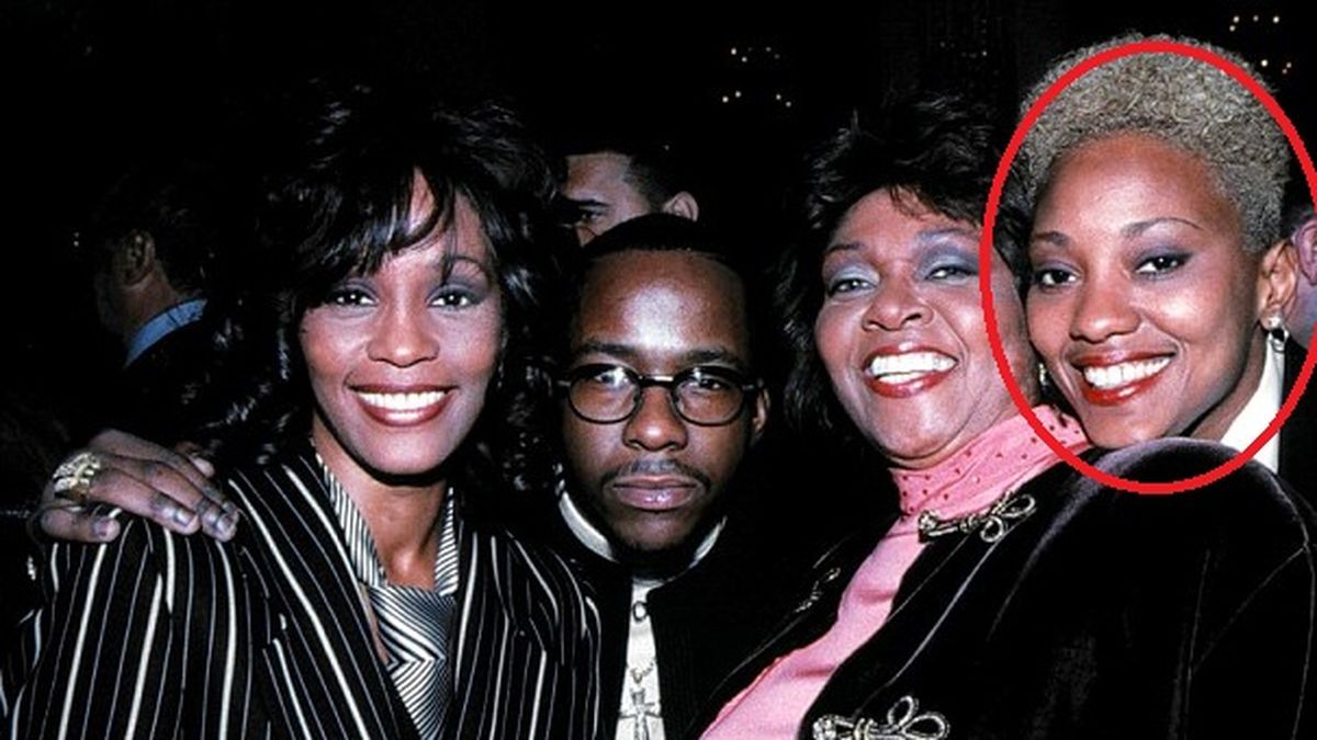 Whitney junto a su marido y Robyn Crawford (circulada) con quien se la vinculó en pareja durante años.