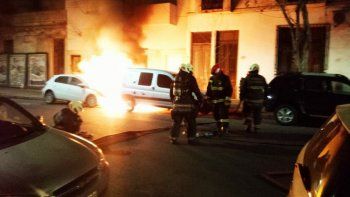 Fuerte explosión en Villa Crespo: incendiaron 7 autos y 6 motos
