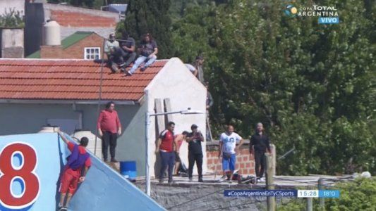 Hinchas de Newells pagaron diez mil pesos para ver el clásico ante Central desde una azotea
