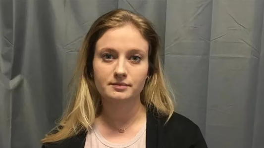 Docente acusada de abusar de un alumno en el armario de la escuela