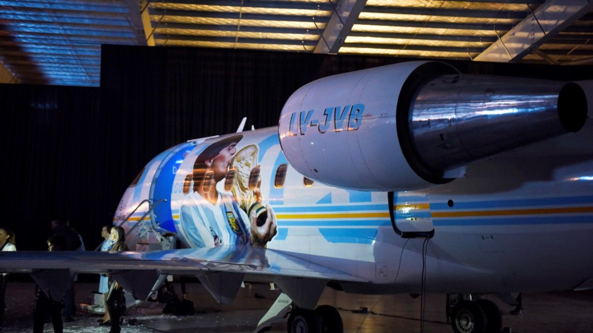 El avión Tango D10S, el cual homenajea a Diego Maradona y está presente en el Mundial de Qatar 2022. (Foto: EFE)