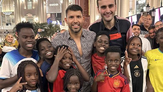 El baile del Kun Agüero junto a un grupo de niños africanos es furor en las redes sociales