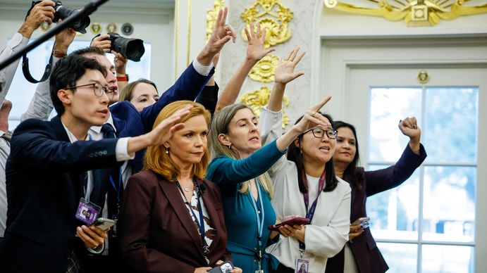 La respuesta de las principales de cadenas de TV a Trump tras el veto a periodistas
