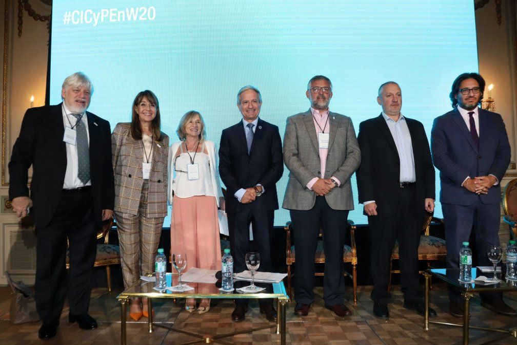 El ministro Andrés Ibarra vivió un complicado momento en una presentación sobre equidad de género