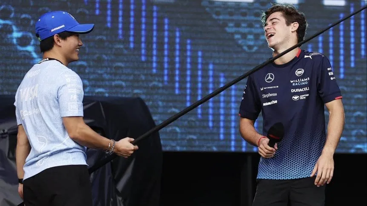 La foto de Tsunoda y Franco Colapinto que comparti&oacute; Racing Bulls y gener&oacute; revuelo. (@visacashapprb)