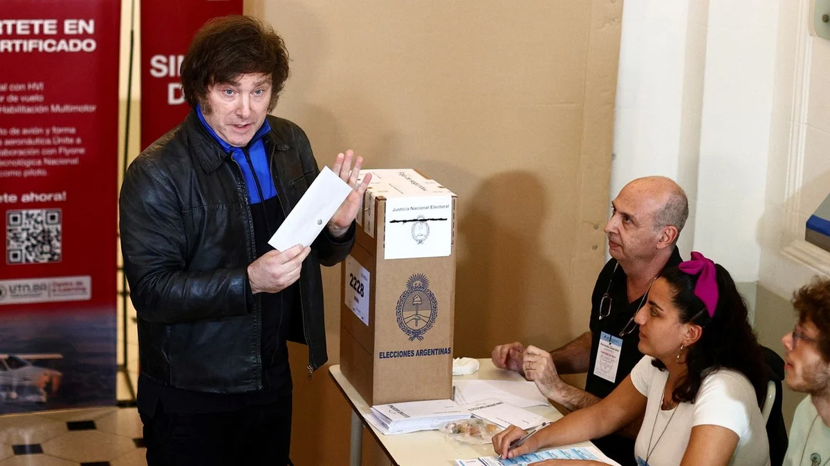 Javier Milei en el momento de votar: (Foto: El Litoral)