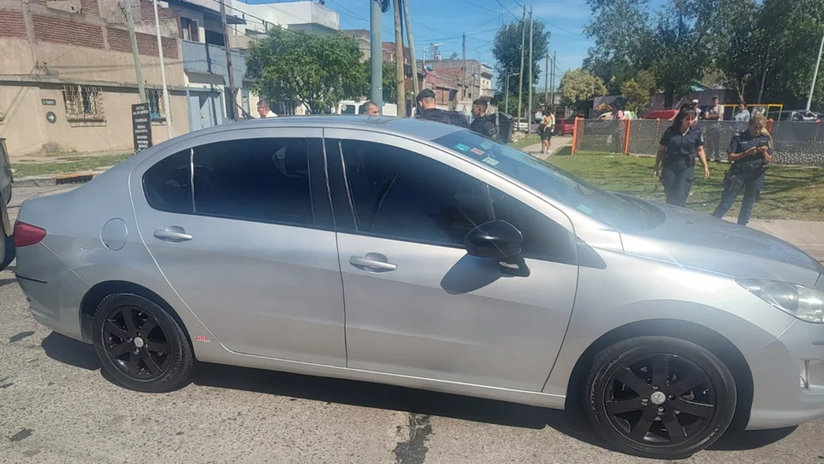 El auto desde donde salieron los disparos.(Foto: NA)