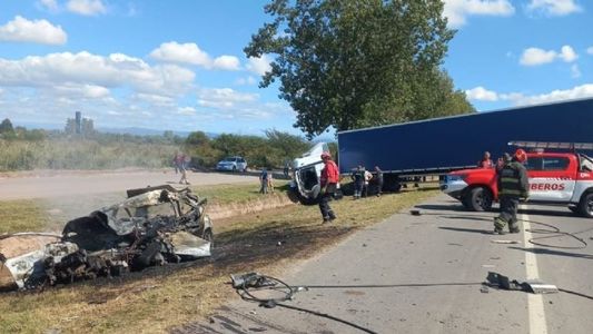 Impactante accidente en Córdoba: discutía con su pareja, cruzó de carril y chocó de frente contra un camión