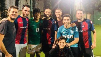 Evo Morales jugó un partido de fútbol 5 en  Colegiales y revolucionó el barrio porteño