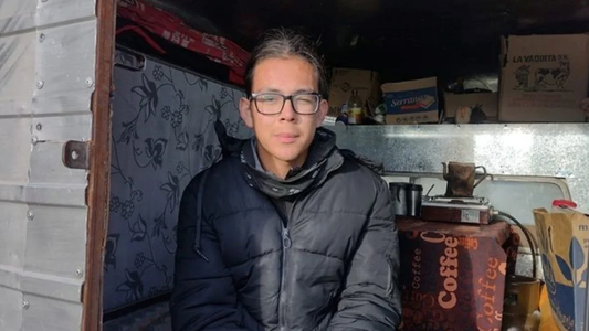 Vivió adentro de una camioneta para cumplir el sueño de ser docente
