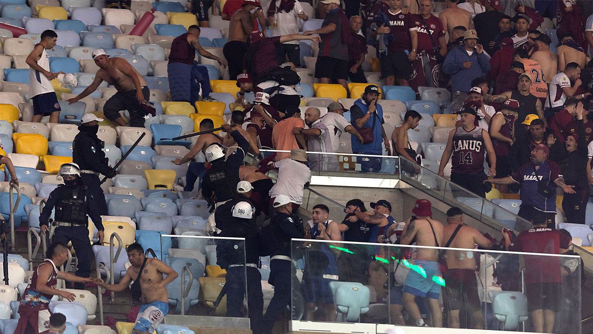 Postal triste y repetida. Incidentes de la policía con hinchas argentinos en un partido de la Conmebol. (Foto. Captura de TV)