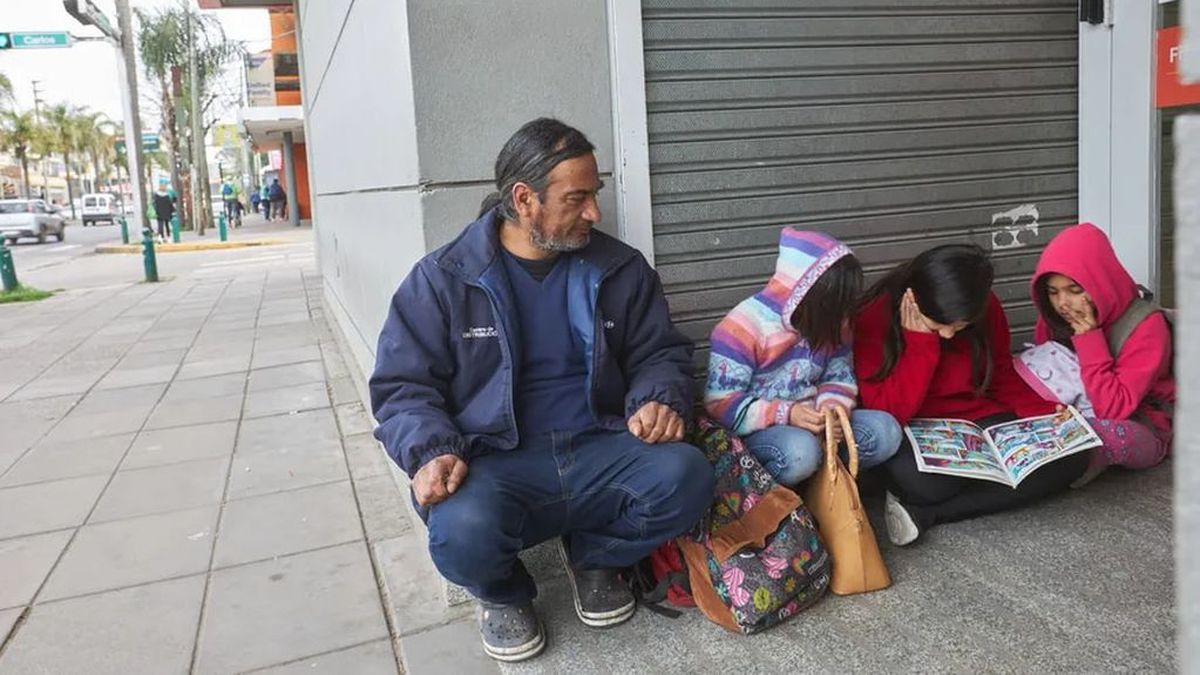 Quedó viudo y con tres hijas: sobrevive con la ayuda de la gente mientras busca trabajo (Foto: La Nación).