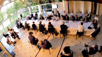 Coronavirus: el Presidente está reunido con funcionarios y expertos y se esperan definiciones clave