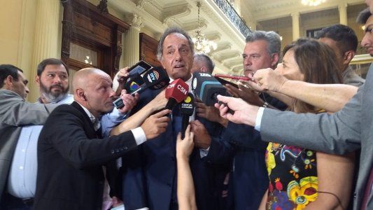Escándalo: el oficialismo logró quorum con Scioli (¿embajador?); la oposición impugnó la maniobra y dejó el recinto