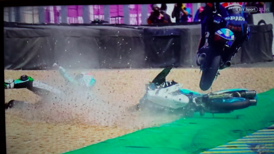 Moto GP: Saltó a un compañero con su moto a más de 150 km/h