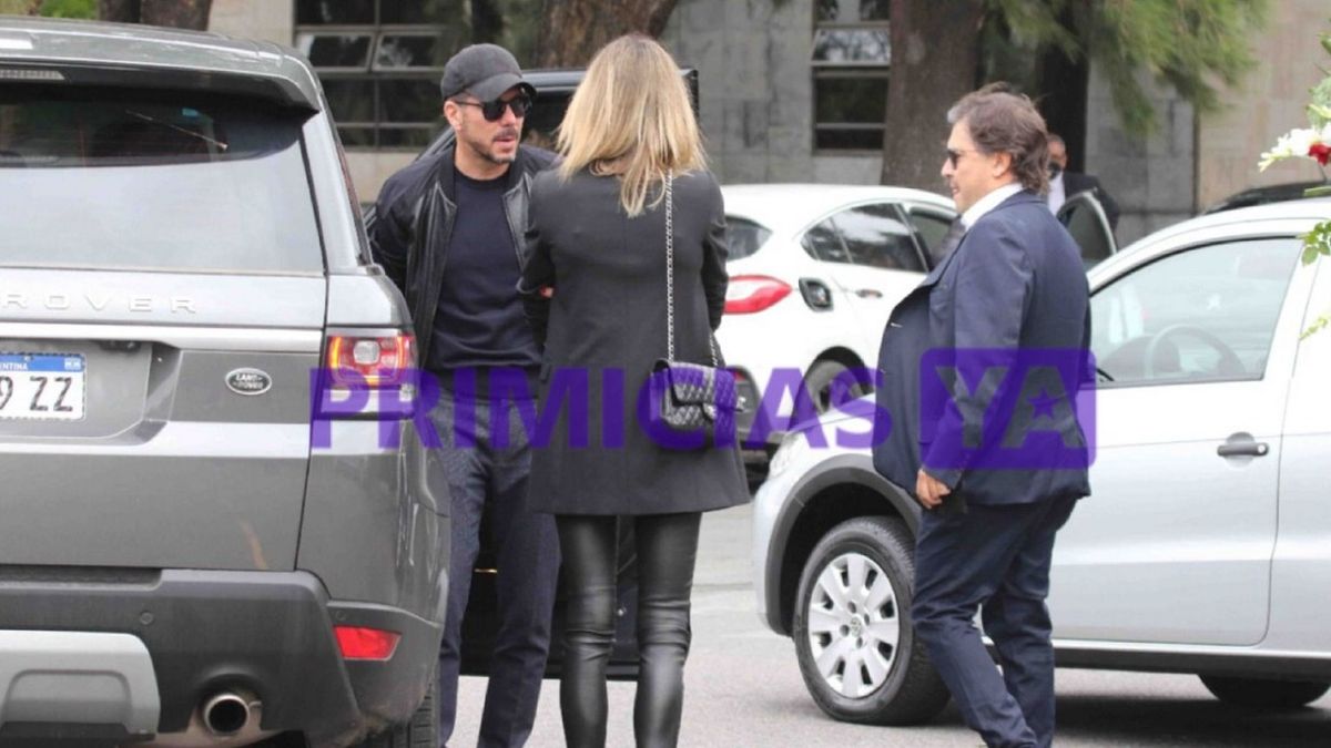 Diego Cholo Simeone y su pareja, Carla Pereyra, al llegar al cementerio en su camioneta Land Rover.&nbsp;