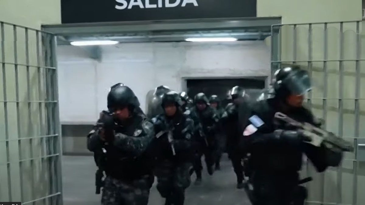 Casi 1.000 efectivos, entre soldados del Ejército y policías, tendrán a su cargo la seguridad de la cárcel más grande de América (Foto: gobierno de El Salvador).