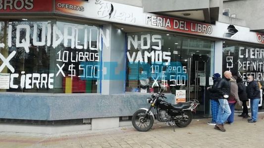Cierra una librería histórica y rematan libros a $500