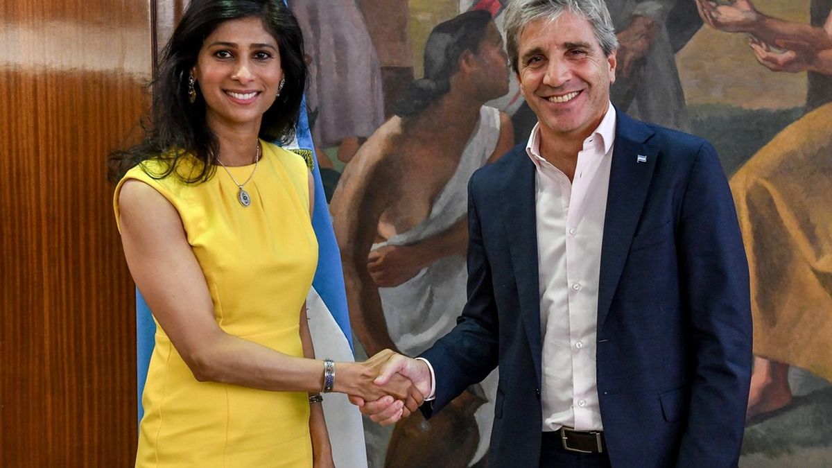 Luis Caputo junto a la subdirectora del FMI, Gita Gopinath