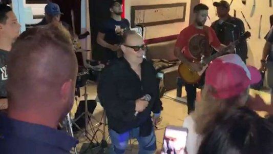 Video: el momento en que se descompuso durante un show el cantante de Los del Fuego