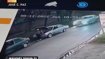 Video impactante | José C. Paz: arreglaba su auto en la calle y fue embestido por una camioneta