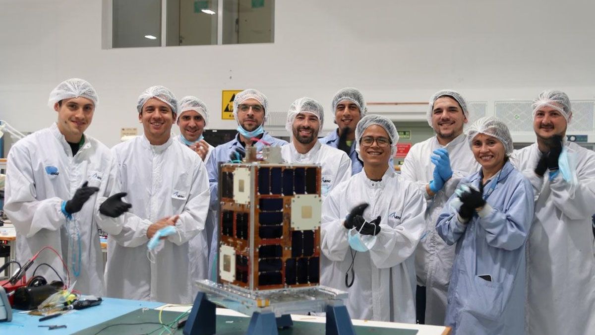 Los científicos argentinos que diseñaron al minisatélite ATENEA. (Foto: Gentileza UNLP)