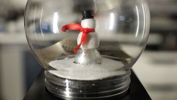 Para obtener este invento se molió un pequeño muñeco de nieve de aluminio para darle a la nieve un lugar donde crecer, mientras que se agregaron un par de resistencias de dos vatios para crear partículas de agua vaporizada: el ingrediente clave de la sustancia blanca. Para obtener este invento se molió un pequeño muñeco de nieve de aluminio para darle a la nieve un lugar donde crecer, mientras que se agregaron un par de resistencias de dos vatios para crear partículas de agua vaporizada: el ingrediente clave de la sustancia blanca.