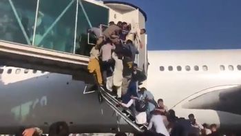 Tenemos miedo de vivir en esta ciudad y estamos tratando de huir de Kabul, dijo uno de los tantos ciudadanos que intenta escapar de Afganistán. (Foto: captura de video) Tenemos miedo de vivir en esta ciudad y estamos tratando de huir de Kabul, dijo uno de los tantos ciudadanos que intenta escapar de Afganistán. (Foto: captura de video)