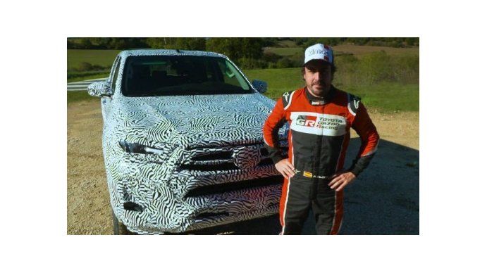 Fernando Alonso prueba a la nueva Toyota Hilux