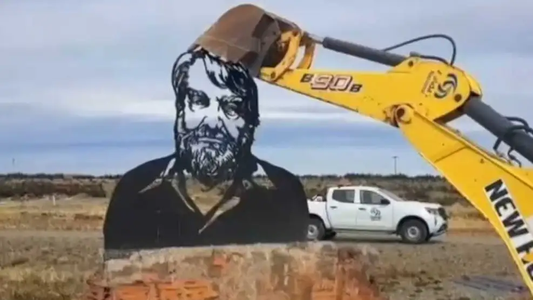 Quién fue Osvaldo Bayer y por qué Vialidad demolió un monumento en su honor en Santa Cruz