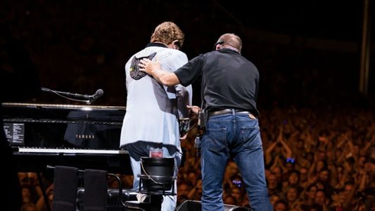 Elton John se quedó sin voz en un concierto: lloró y pidió perdón