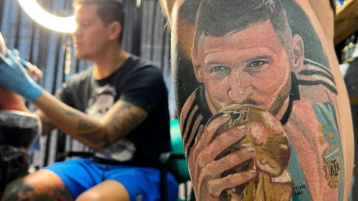 El primer tatuaje: se fue de los festejos para estamparse a Messi a las 18.30 del domingo