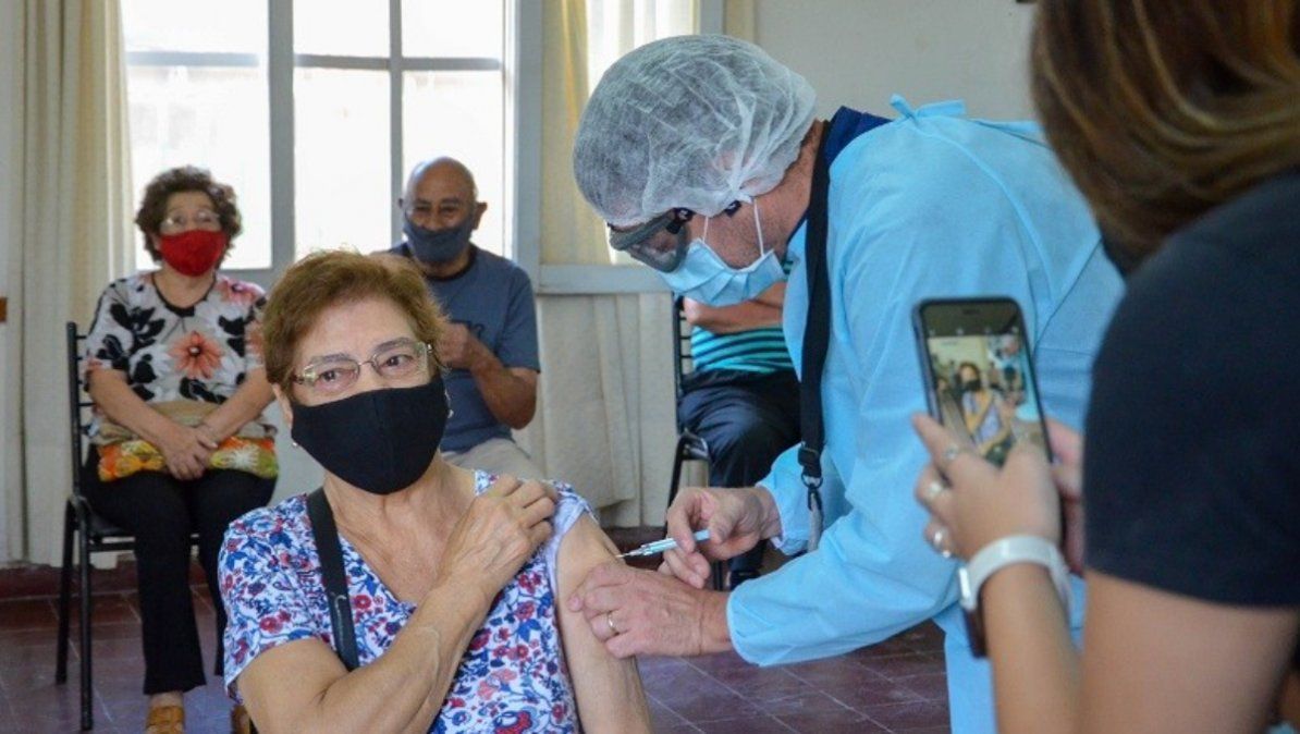 Vacunas COVID-19: Dónde anotarse y sacar turno en San Juan