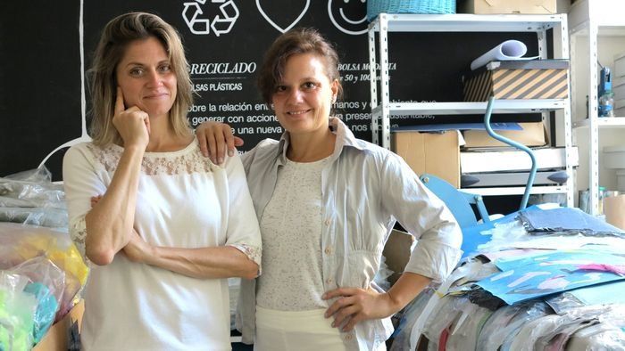 Paula y Emiliana hacen carteras y libretas con bolsas plásticas recicladas