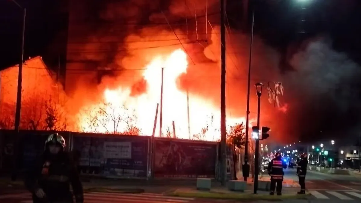 Incendio en Lugano: el fuego consumió una casa de chapa y madera y una mujer tuvo que ser asistida
