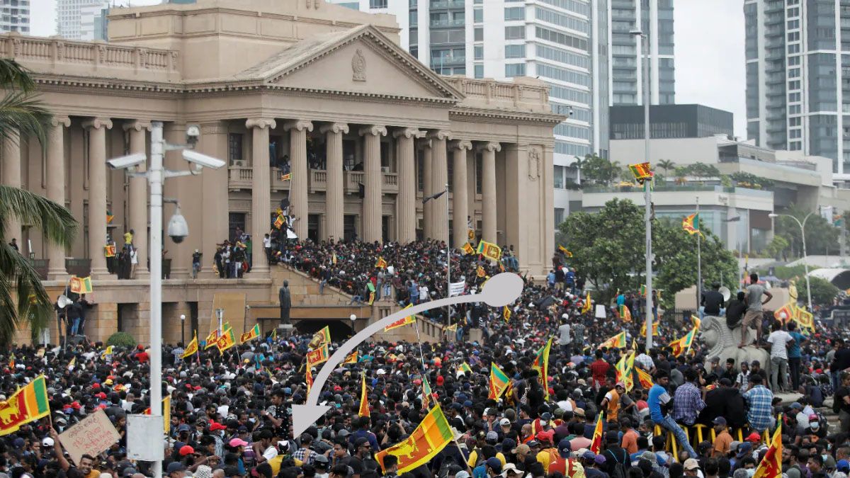 Las multitudes siguen pidiendo la renuncia de todas las autoridades de Sri Lanka. El presidente huyó y el primer ministro intenta resistir hasta que se forme un nuevo gobierno (Foto: AP)