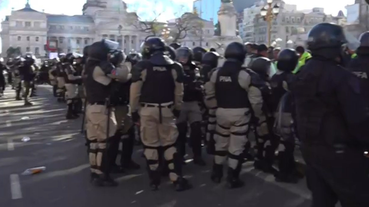 Tensión en el Congreso: manifestantes intentaron cortar las calles y chocaron con las fuerzas federales.