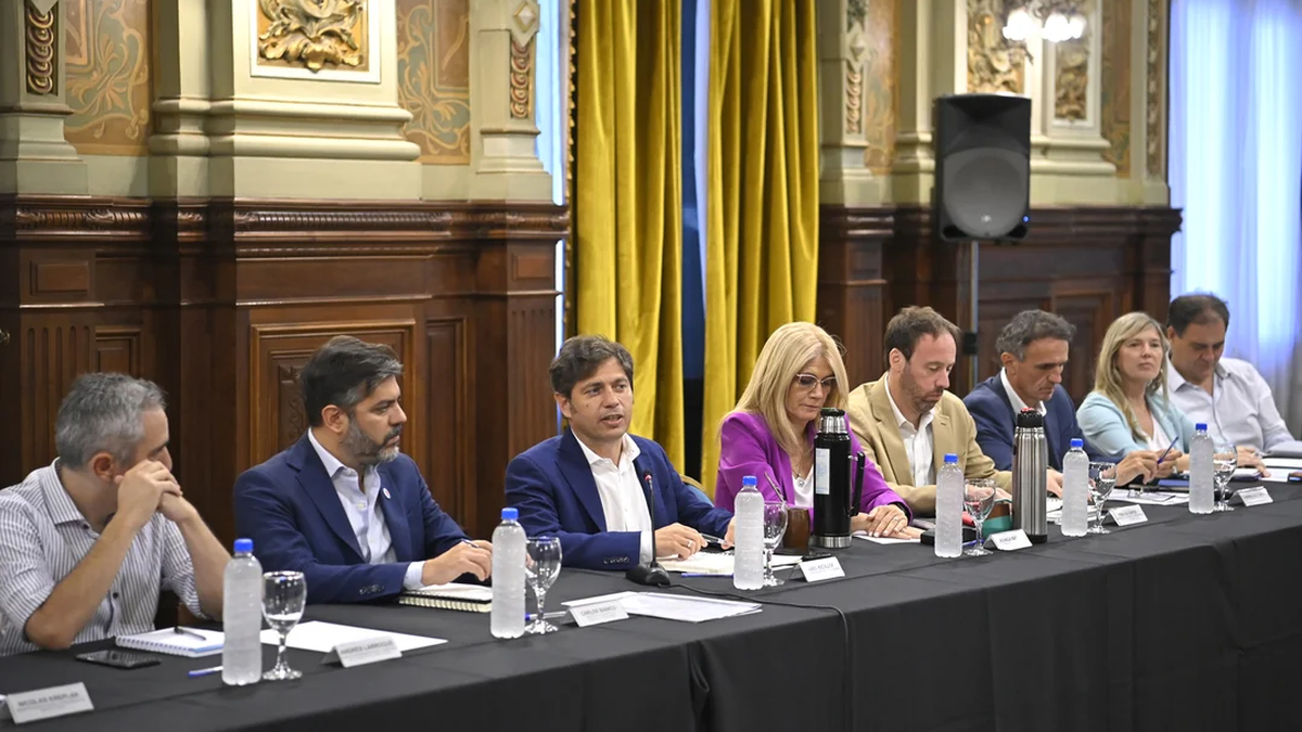 El gobernador bonaerense Axel Kicillof durante el encuentro con intendentes. (Foto: prensa PBA)