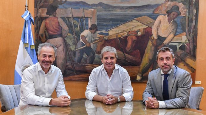 Luis Caputo anunció cambios en Finanzas y designó a Federico Furiase tras la salida de Alejandro Lew