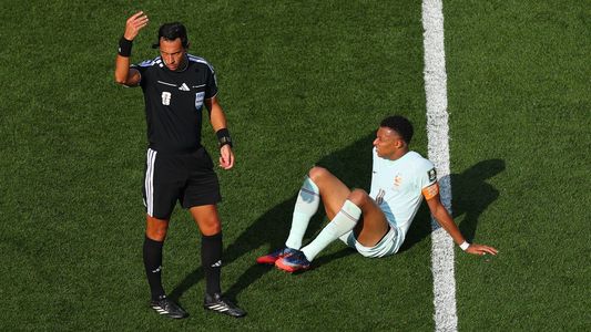 La imagen que preocupa a Francia: Mbappé sufrió una molestia física ante Marruecos y pidió el cambio