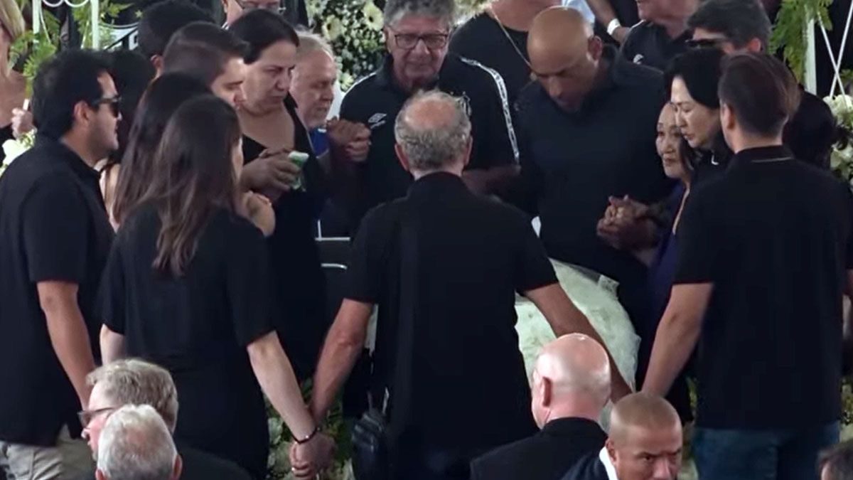La familia de Pelé, tomada de la mano y rezando por él. (Foto: Captura de TV)