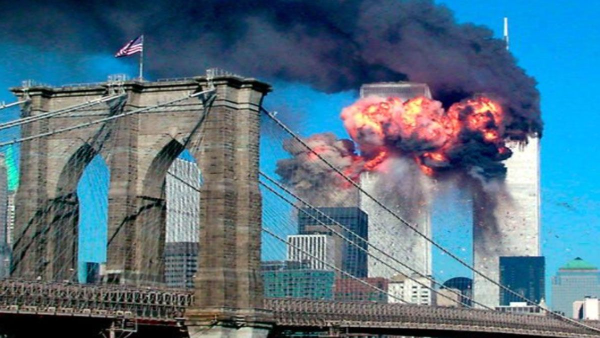 La vista de las dos torres incendiándose, desde el Puente de Brooklyn(Foto: Archivo)