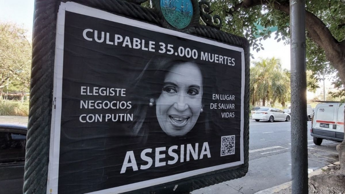 fiches contra Cristina Kirchner: allanan la casa de una vecina de Recoleta acusada de pagar los afiches contra la vicepresidenta