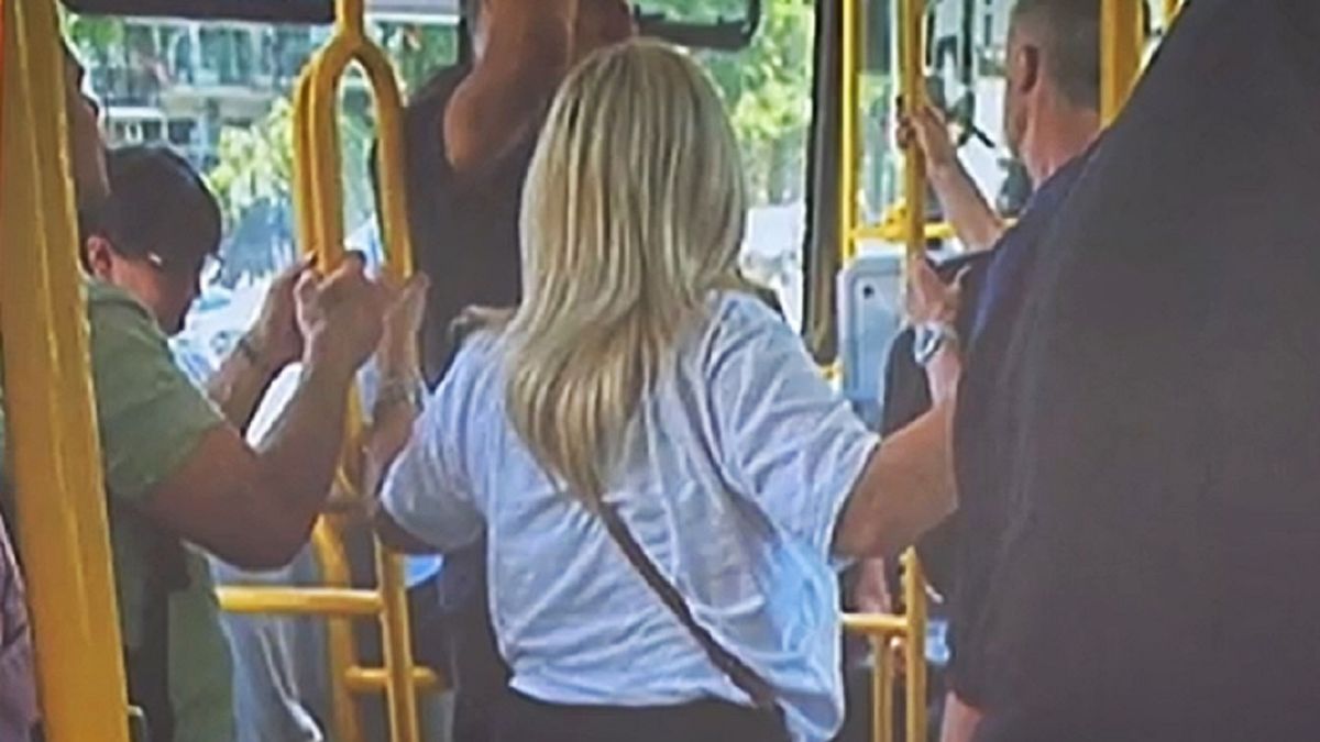 La madre de una famosa millonaria viaja en colectivo y se filtró la sorprendente foto: de quién se trata