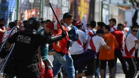 Balas de goma, gases y detenidos: graves incidentes en las afueras entre la barra y la policía