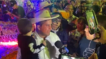 Imágenes sensibles: así fue el brutal ataque a un alcalde mientras celebraba el Día de los Muertos